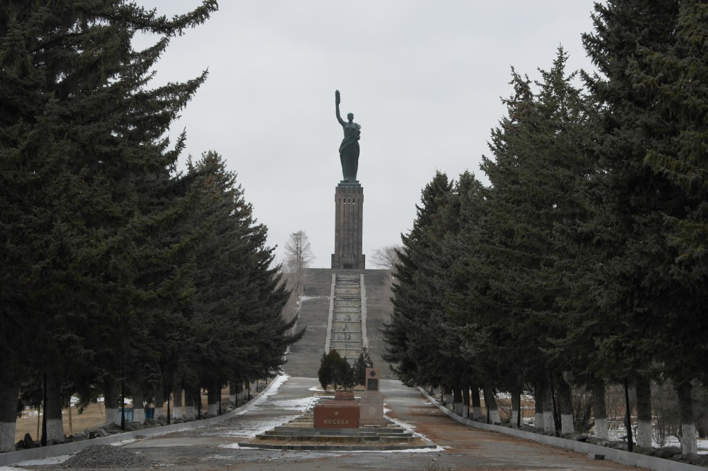 mother armenia statue gyumri