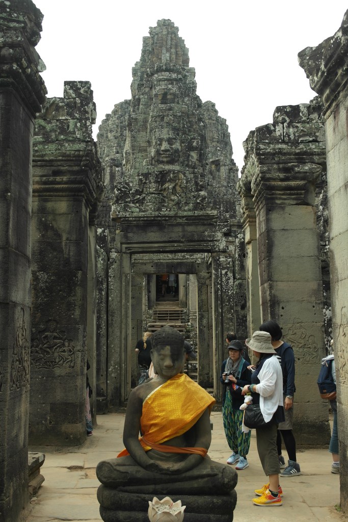 angkor wat temple statue siem reap cambodia