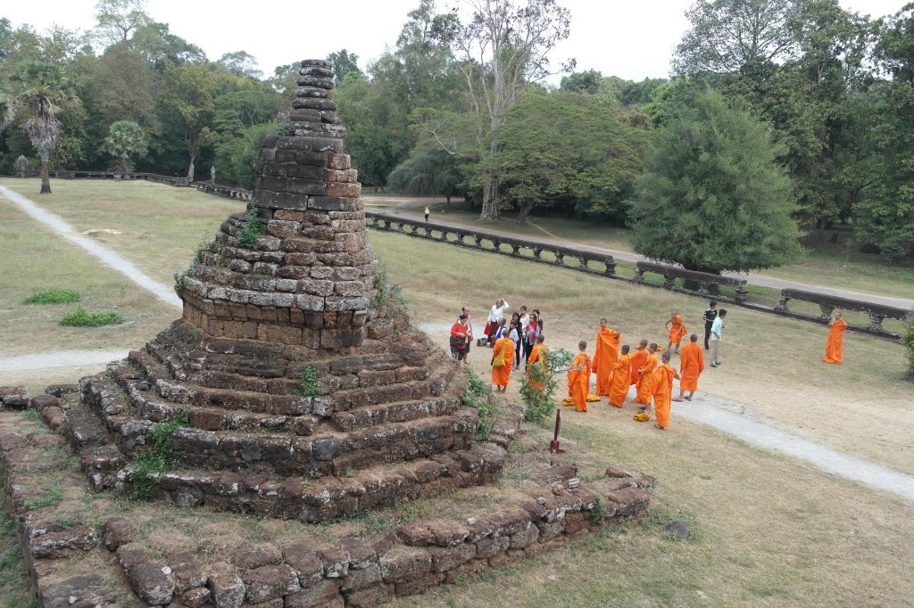 buddhist monks angkor wat
