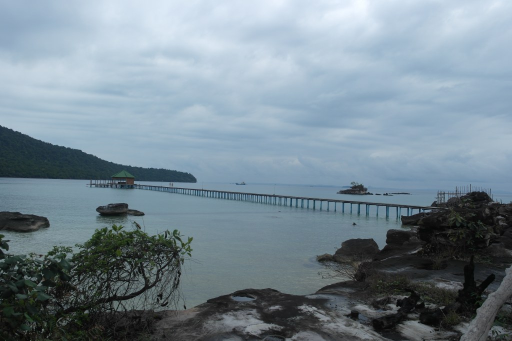 koh rong samloem mad monkey harbour